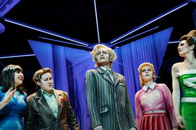 Vergrößerte Ansicht von Dramatische Aufnahme aus der Froschperspektive von fünf Frauen in unterschiedlichsten Kleidungsstilen.