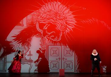 Vergrößerte Ansicht von Shachar Lavi (Rosina) läuft wütend auf Bartosz Urbanowicz (Bartolo) zu.