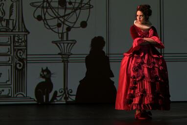 Vergrößerte Ansicht von Shachar Lavi (Rosina) mit verschränkten Armen