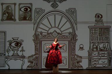 Vergrößerte Ansicht von Shachar Lavi (Rosina) auf einem Podest