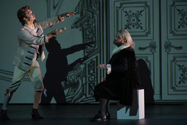 Vergrößerte Ansicht von Ilya Lapich (Figaro) gestikuliert in Richtung Bartosz Urbanowicz (Bartolo)