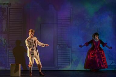 Vergrößerte Ansicht von Ilya Lapich (Figaro) wendet sich ans Publikum, Shachar Lavi (Rosina) steht mit dem Rücken zur Wand