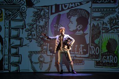 Vergrößerte Ansicht von Ilya Lapich (Figaro) in einer heroischen und selbstbewussten Haltung