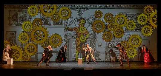 Vergrößerte Ansicht von Das gesamte Ensemble horcht gespannt