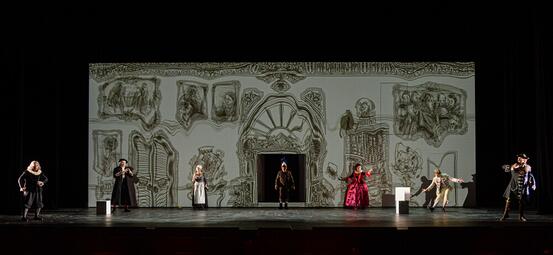 Vergrößerte Ansicht von Das gesamte Ensemble vor der Projektion einer Hauswand