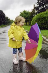 Vergrößerte Ansicht von Kind mit Regenschirm