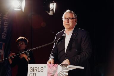 Vergrößerte Ansicht von Bürgermeister Thorsten Riehle bei der Preisverleihung von GIRLS GO MOVIE 2025
