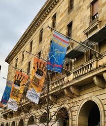 Vergrößerte Ansicht von Fahnenaktion Tag gegen Gewalt an Frauen