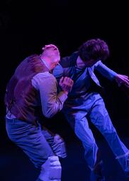 Vergrößerte Ansicht von Eine Person rempelt jemand anderen an. Beide drehen ihren Kopf nach hinten.