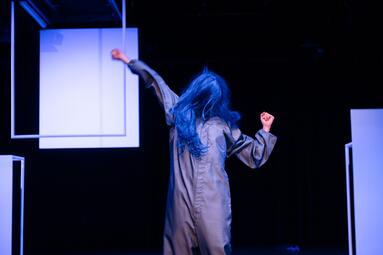 Vergrößerte Ansicht von Moritz Andrea Bürge schlägt mit der Faust gegen eine große Kachel.