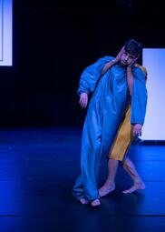 Vergrößerte Ansicht von Moritz Andrea Bürge lässt sich seitlich fallen, während Uwe Toppmann ihn stützt indem er mit seinen Armen unter die Achseln greift und Moritz Gesicht mit seinen Händen einrahmt.