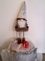 Vergrößerte Ansicht von Ein Weihnachtswichtel mit langer Zipfelmütze, die ihm bis über die Augen reicht.