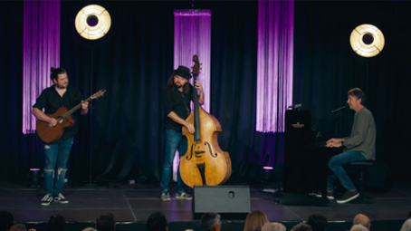 Vergrößerte Ansicht von Tobias Schwarz-Gewallig – BERGE. PIANO. Und a Herz voller Lieder.