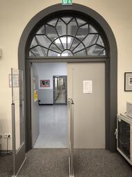 Vergrößerte Ansicht von Die geöffnete Tür der Zweigstelle Feudenheim