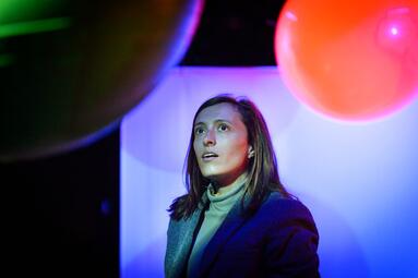 Vergrößerte Ansicht von Carmen Yasemin Zehentmeier schaut erstaunt zu zwei Bällen nach oben