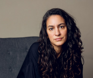 Vergrößerte Ansicht von Politische Arbeit. Maryam Aras spricht mit Maha El Hissy über “Dinosaurierkind”. Tanasgol Sabbagh liest