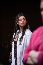 Vergrößerte Ansicht von Eine Frau blickt zur Seite.