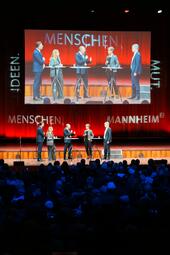 Vergrößerte Ansicht von Talkrunde mit Prof. Dr. Maurice Stephan Michel (Universitätsklinikum Mannheim), Miriam Scharlibbe (Mannheimer Morgen), OB Christian Specht, Dr. Claudia Fleischer (Roche Diagnostics) und Dr. Gabriël Clemens (MVV Energie) (v.l.)