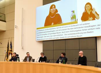 Vergrößerte Ansicht von Nora Welsch, Beauftragte der Landesregierung Baden-Württemberg für die Belange von Menschen mit Behinderungen, und Bürgermeister Ralf Eisenhauer (v.l.) mit den anderen Podiumsdiskussionsteilnehmenden.