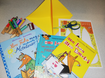 Vergrößerte Ansicht von Kinderbücher mit Herrn Fuchs und Bastelmaterialien.