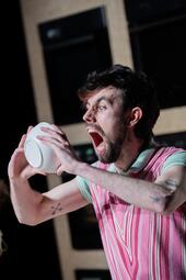 Vergrößerte Ansicht von Moritz hält eine Schüssel vors Gesicht und schreit hinein.