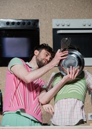 Vergrößerte Ansicht von Moritz hält einen Seppentelle in Neles Gesicht. Sie lehnt sich ruckartig zurück.