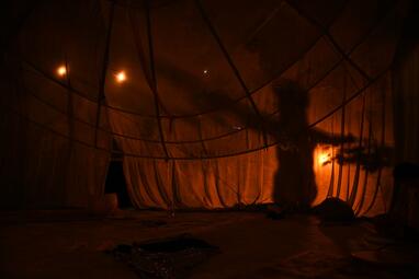 Vergrößerte Ansicht von Nadja Rui zeigt vorwurfsvoll auf eine dem Zuschauer unbekannten Person.