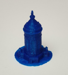 Vergrößerte Ansicht von Ein blauer Mini-Wasserturm als 3D-Druckfigur.