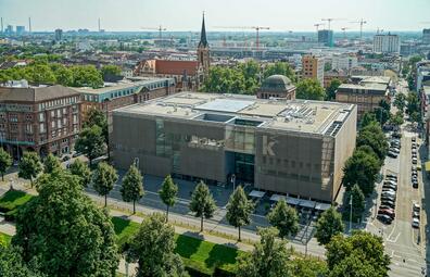 Vergrößerte Ansicht von Meditieren im Museum. Werkbetrachtung und geführte Meditation mit Kunstvermittlerin und Entspannungstrainerin Nina Pfister