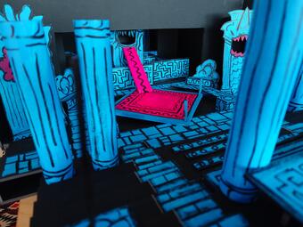 Vergrößerte Ansicht von Modell eines Raums mit mehreren blauen Säulen und einem roten Teppich in der Mitte, gestaltet mit schwarzen Linien und Mustern