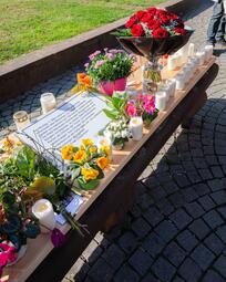 Vergrößerte Ansicht von Gedenken an Amokfahrt: Blumen und Kerzen am Paradeplatz