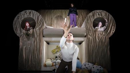 Vergrößerte Ansicht von Es sagt, es liebt uns