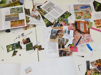 Vergrößerte Ansicht von Viele Bild- und Textschnipsel auf einem Tisch.