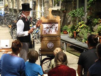 Vergrößerte Ansicht von Uwe Mayer zeigt auf seinem Bildertheater die Geschichte von Karl Drais.