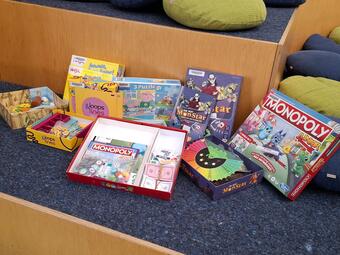 Vergrößerte Ansicht von Verschiedene Brettspiele auf einer Sitztreppe.