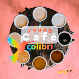 Vergrößerte Ansicht von Ein Blick von oben auf einen runden Tisch. Darauf stehen Tassen im Kreis, gefüllt mit unterschiedlich hellem und dunklem Kaffee. In der Mitte ein bunter Kolibri-Vogel neben den Worten young cafe colibri.