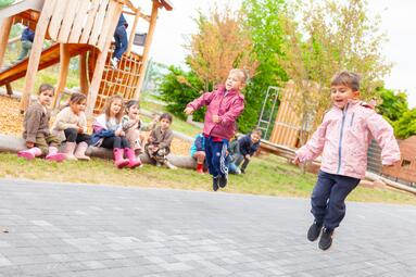 Vergrößerte Ansicht von Kinder spielen