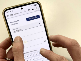 Vergrößerte Ansicht von Jemand hält ein Smartphone.