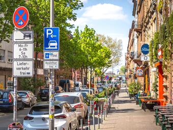 Vergrößerte Ansicht von Parkende Autos in der Jungbuschstraße