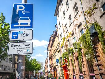 Vergrößerte Ansicht von Beschilderung zum Parken in der Jungbuschstraße