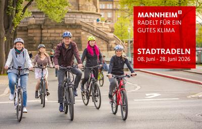 Vergrößerte Ansicht von Fünf Fahrradfahrende am Wasserturm