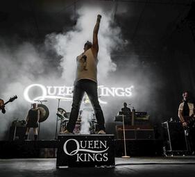 Vergrößerte Ansicht von The Queen Kings "Seaside Rendezvous"