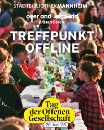 Vergrößerte Ansicht von Foto von vielen Menschen, die an einer langen Tafel sitzen und sich unterhalten. Darüber steht: Stadtbibliothek Mannheim und over and odd präsentieren: Treffpunkt Offline. Tag der offenen Gesellschaft 20. Juni 2026.