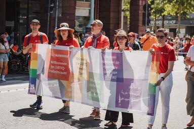 Vergrößerte Ansicht von Monnem Pride 2026: Bürgermeister Dirk Grunert mit Mitarbeitenden der Stadt Mannheim