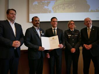 Vergrößerte Ansicht von Landtagsabgeordneter Boris Weirauch MdL, der Geehrte Muhammad Afzal, Stv. Ministerpräsident und Innenminister Manuel Hagel MdL, Polizeipräsidentin Ulrike Schäfer und Oberbürgermeister Christian Specht