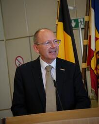 Vergrößerte Ansicht von Oberbürgermeister Christian Specht bei der Verleihung der Rettungsmedaille an Muhammad Afzal