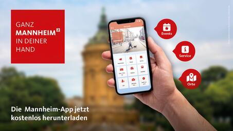 Vergrößerte Ansicht von Hand mit Mannheim App im Hintergrund der Wasserturm