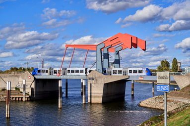 Vergrößerte Ansicht von Hafenrundfahrt mit dem Zug im Industriehafen Mannheims