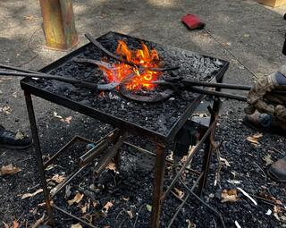 Vergrößerte Ansicht von AllerHand Sommerferienaktion Abenteuerspielplatz Erlenhof - In der Schmiede