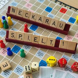 Vergrößerte Ansicht von Scrabble-Steine bilden den Schriftzug "Neckarau spielt!"